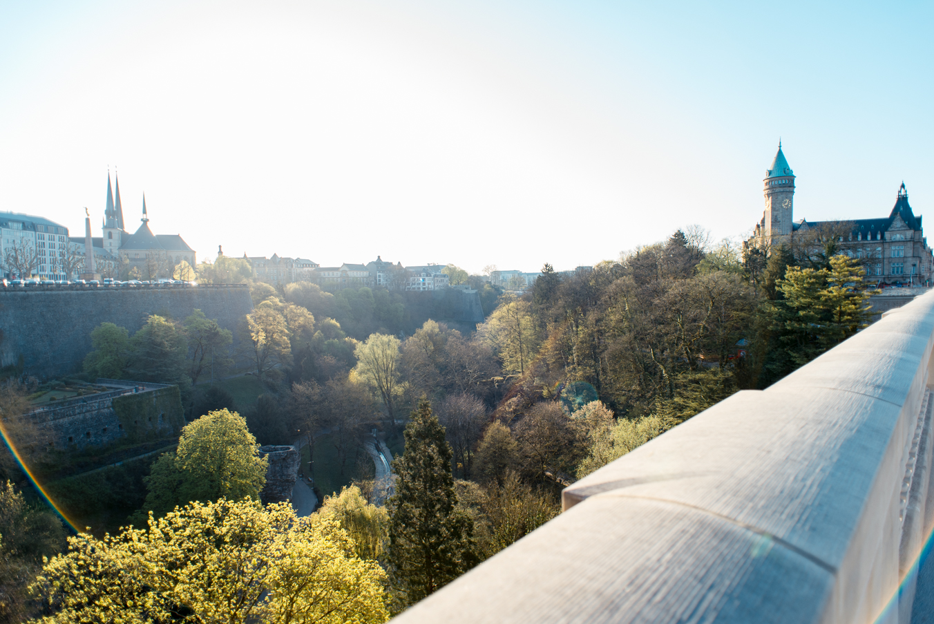 Engagement photosession in Luxembourg Grund | Séance photo de couple à Luxembourg par L'Œil Derrière le Miroir • Photographie Vue Luxembourg Pont Adolphe