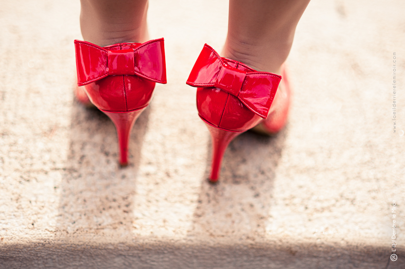 Chaussures de mariée rouge - Photographe de mariage à Monaco Monte Carlo | L'Œil Derrière le Miroir • Photographie