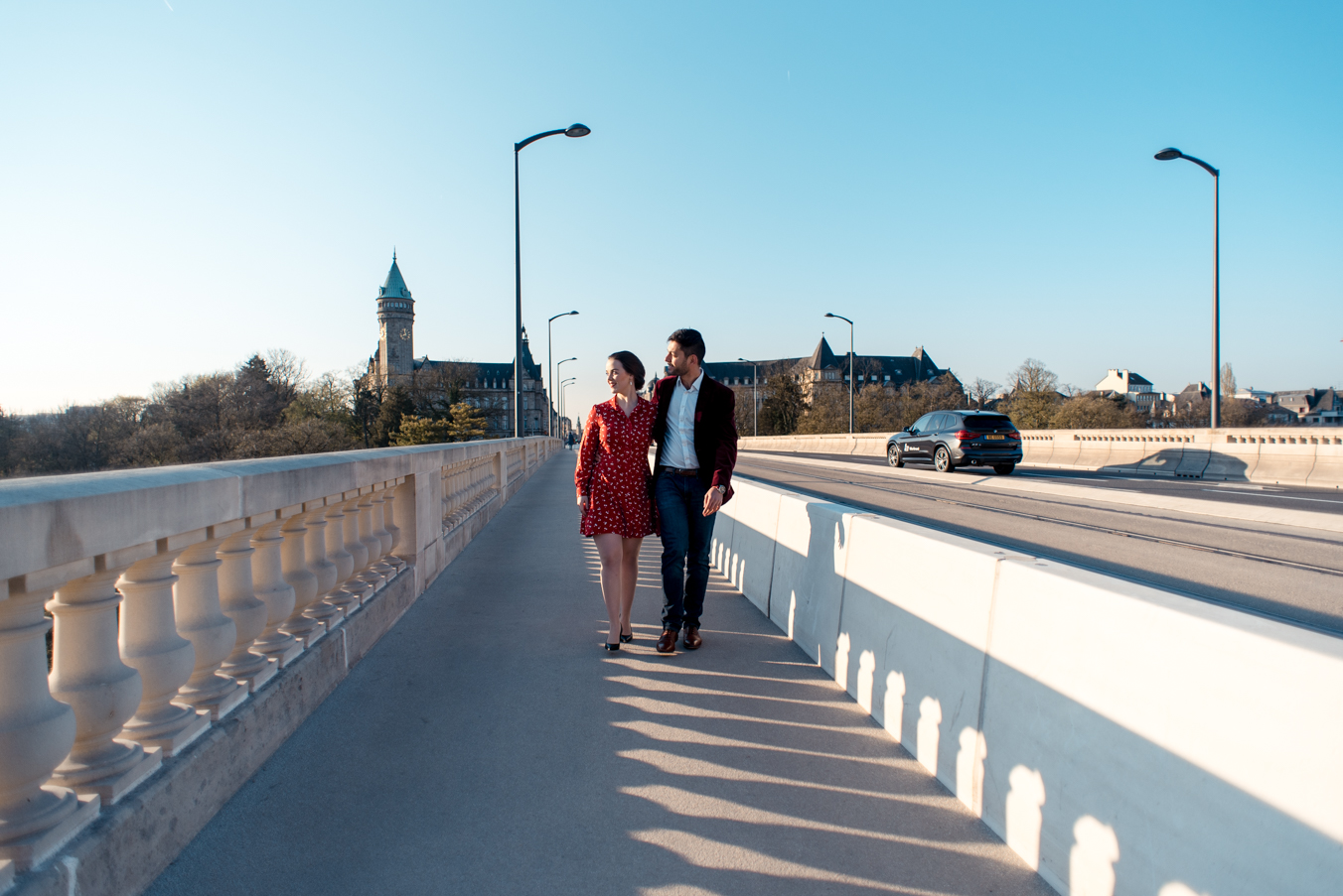 Engagement photosession in Luxembourg Grund | Séance photo de couple à Luxembourg par L'Œil Derrière le Miroir • Photographie Pont Adolphe